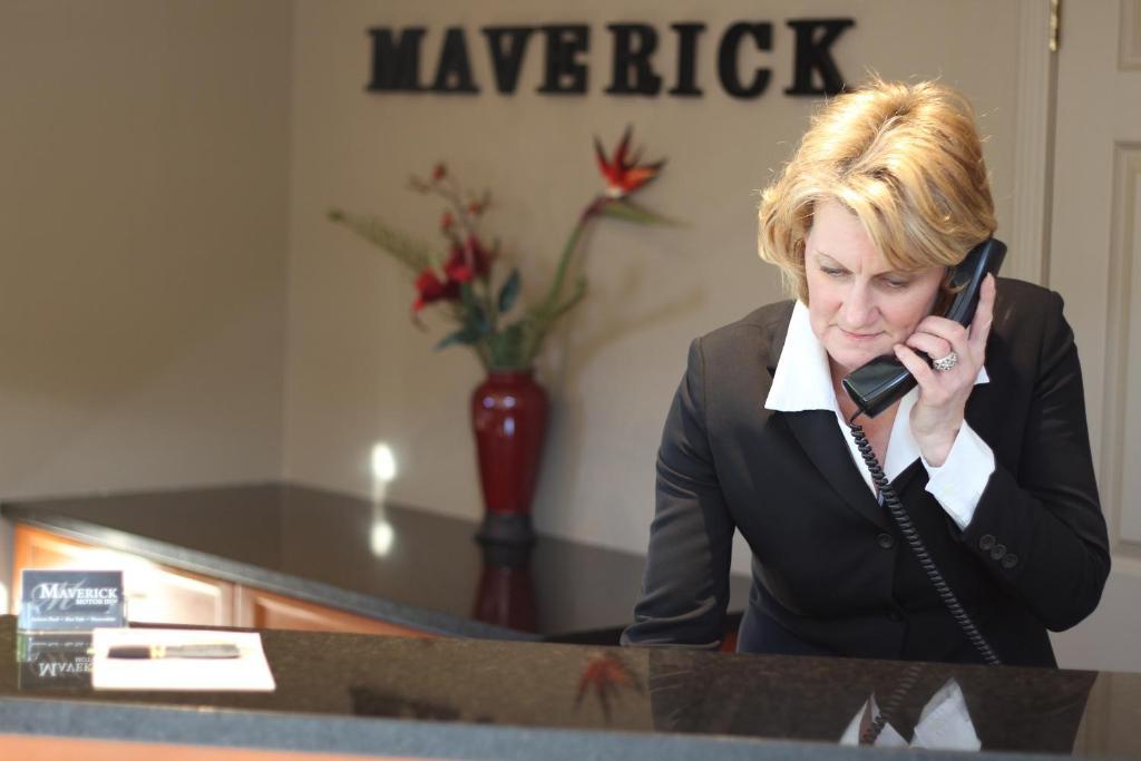 Maverick Motor Inn And Waterslide แคมลูปส์ ภายนอก รูปภาพ