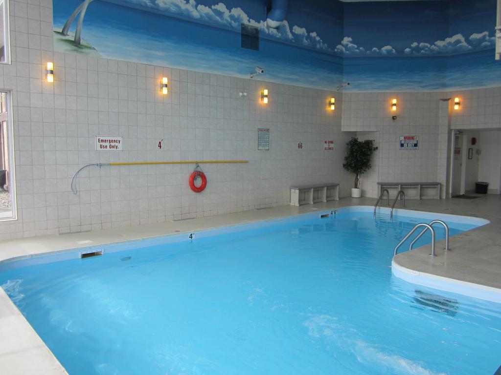 Maverick Motor Inn And Waterslide แคมลูปส์ ภายนอก รูปภาพ