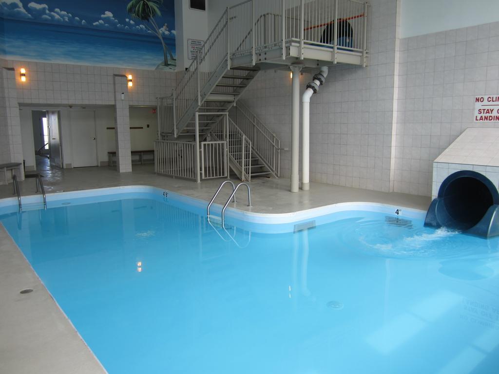Maverick Motor Inn And Waterslide แคมลูปส์ ภายนอก รูปภาพ