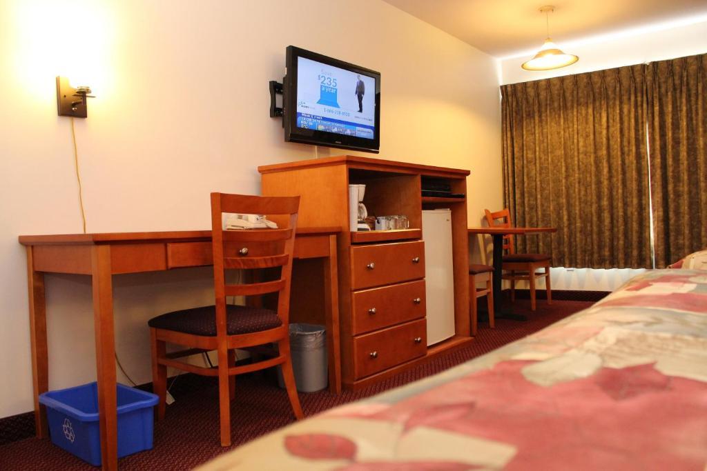 Maverick Motor Inn And Waterslide แคมลูปส์ ห้อง รูปภาพ