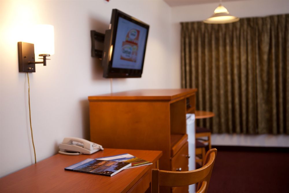 Maverick Motor Inn And Waterslide แคมลูปส์ ภายนอก รูปภาพ