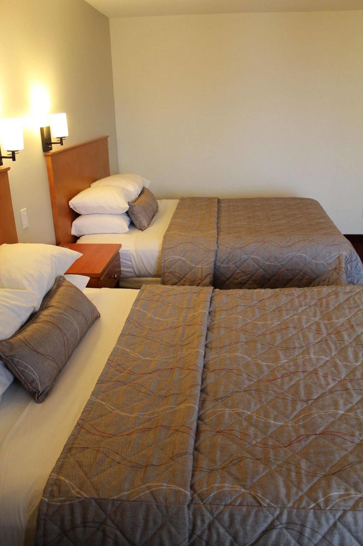 Maverick Motor Inn And Waterslide แคมลูปส์ ภายนอก รูปภาพ