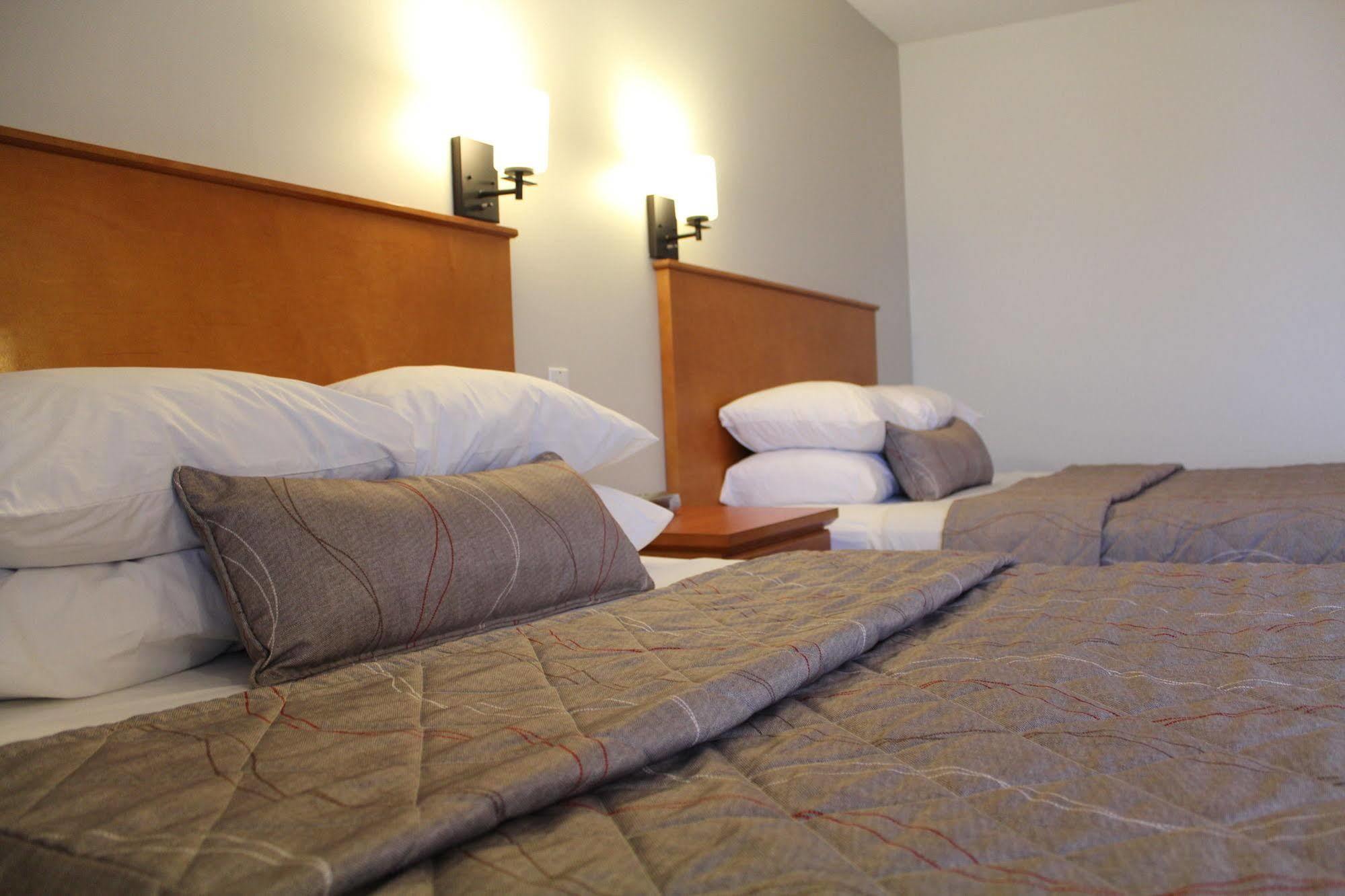 Maverick Motor Inn And Waterslide แคมลูปส์ ภายนอก รูปภาพ
